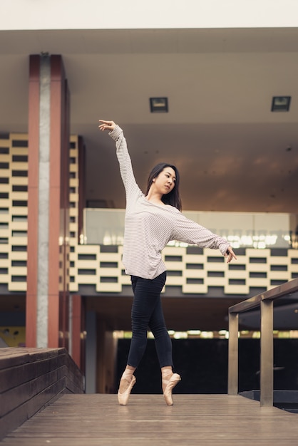 美しい若いアジアの女性ストリートバレエダンサー