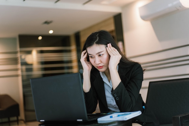 그녀의 노트북을 사용하는 아름다운 젊은 아시아 여성