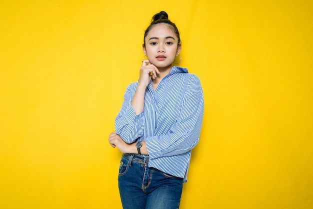 Bella giovane donna asiatica che indossa una camicia blu