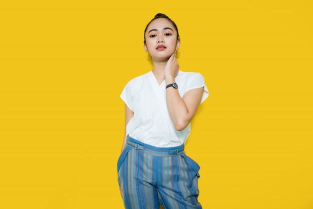 Photo beautiful young asian woman wearing white t-shirt