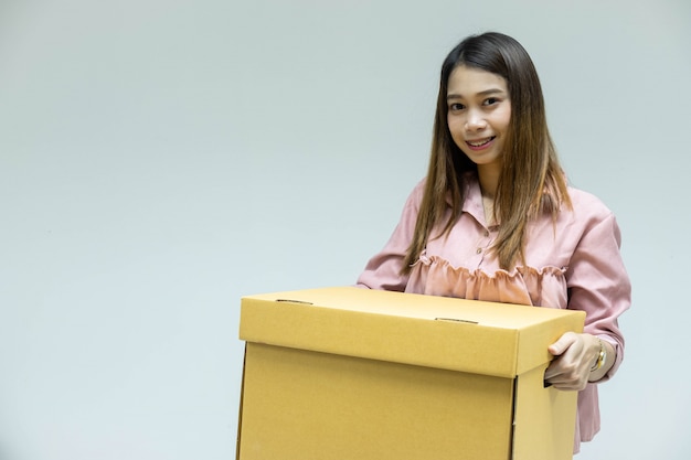 写真 彼の手で段ボール箱と美しい若いアジア女性