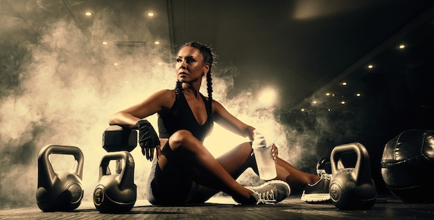 Photo beautiful young black sportswoman in the gym