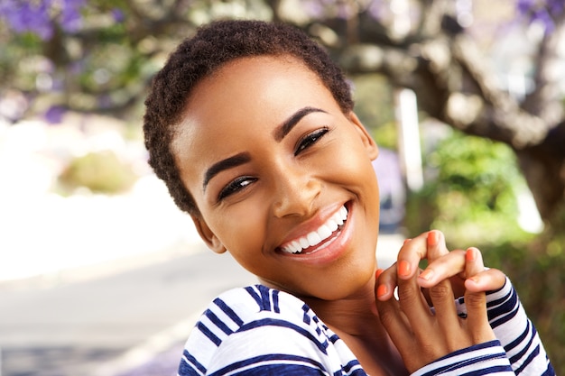 Photo beautiful young black woman smiling outside in spring