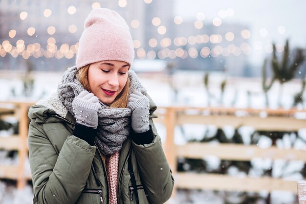 クリスマスマーケットの美しい若いブロンドの女性