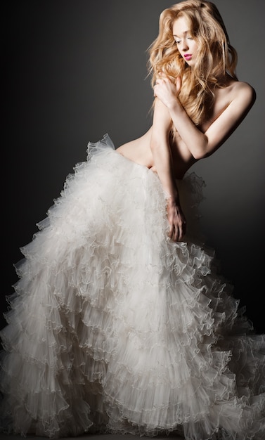 写真 白いスカートでロマンチックなポーズで美しい若いブロンドの女性