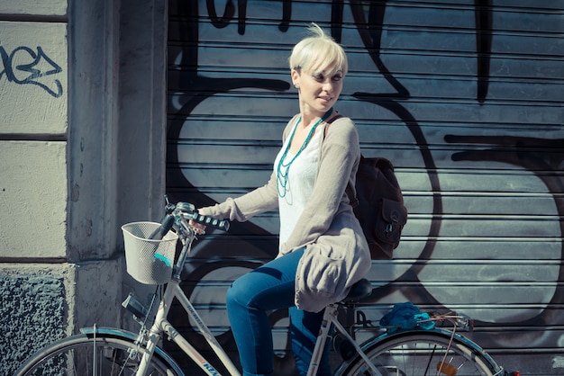 자전거와 함께 아름 다운 젊은 금발 짧은 머리 hipster 여자