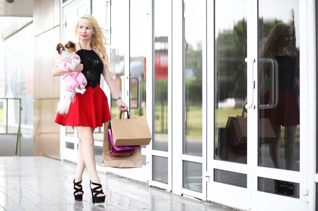 Photo beautiful young blonde with little dog