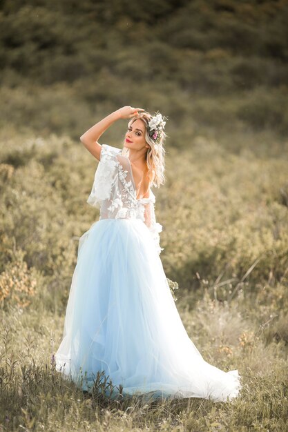 Bella giovane donna bionda con una corona