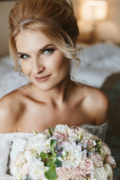 Bella giovane sposa nel suo abito da sposa