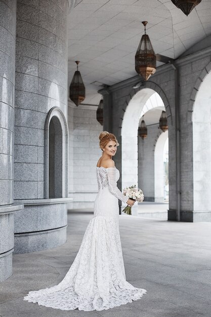 Bella giovane sposa nel suo abito da sposa