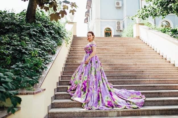 Bella giovane sposa in abito da sposa di lusso