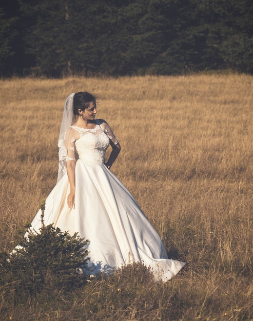 Bella giovane sposa all'aperto in una foresta.