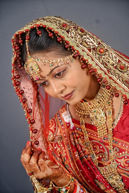 Photo beautiful young bride standing against wall