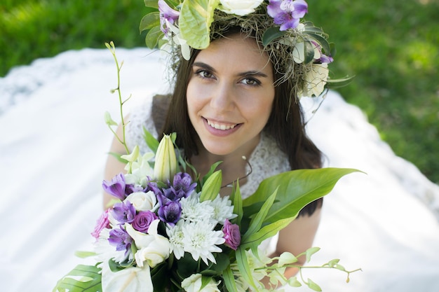 Bella giovane sposa in una corona con un bouquet in mano Foto Premium