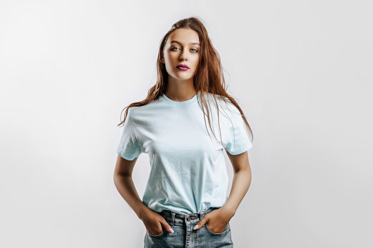 Photo beautiful young brunette girl with green eyes with long hair with fashion makeup with purple lips