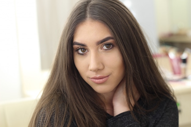 Photo beautiful young caucasian woman wearing dark shirt posing for a portrait. fashion. style. natural makeup. no makeup. natural beauty.