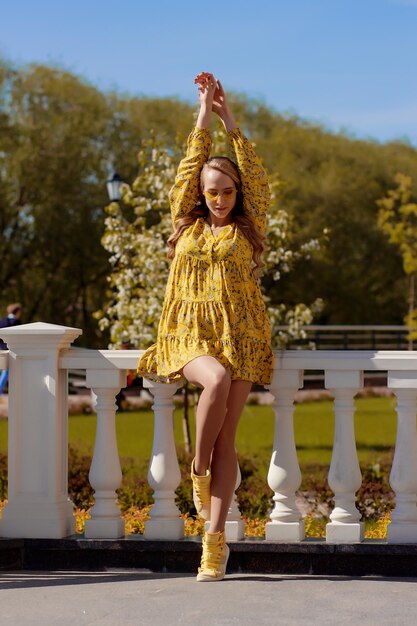 Photo beautiful young cheerful blond woman in colourful dress