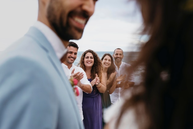 Foto bella giovane coppia che ha un matrimonio sulla spiaggia