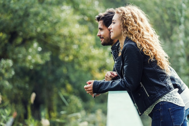 Photo beautiful young couple in the park.