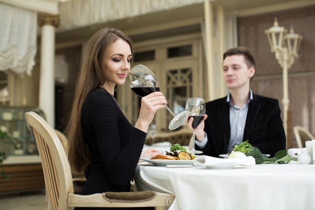 Bella giovane coppia a una cena romantica