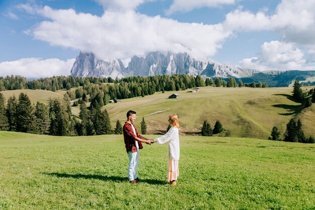 이탈리아 Dolomites에 여행하는 아름 다운 젊은 부부