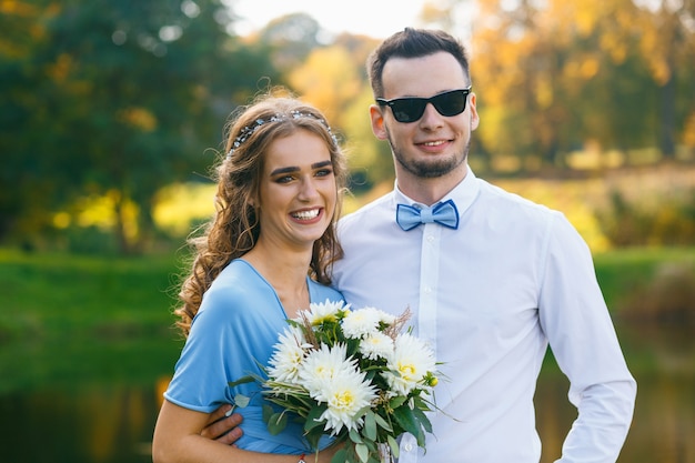 Красивая молодая пара на свадебной церемонии делает селфи