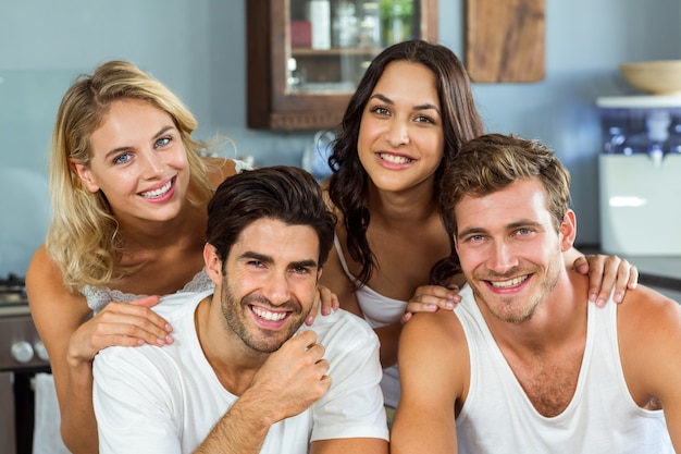 Foto belle giovani coppie che sorridono a casa