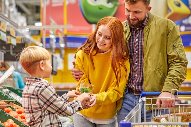 Bella e giovane famiglia facendo shopping insieme