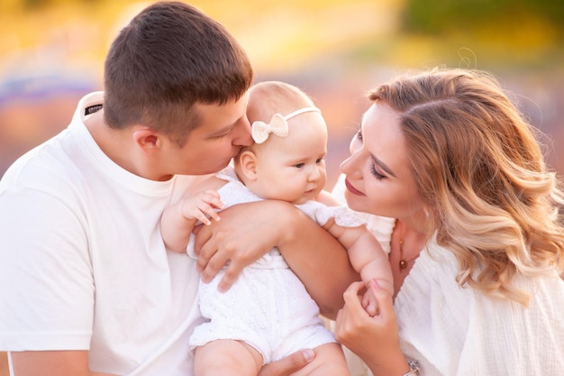 Bella giovane famiglia, padre e madre con il bambino sul campo di lavanda