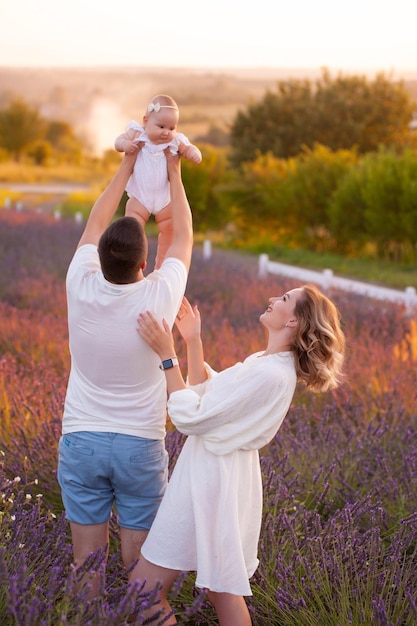 보라색 꽃 라벤더 밭에 아름 다운 젊은 가족. 가족 휴가