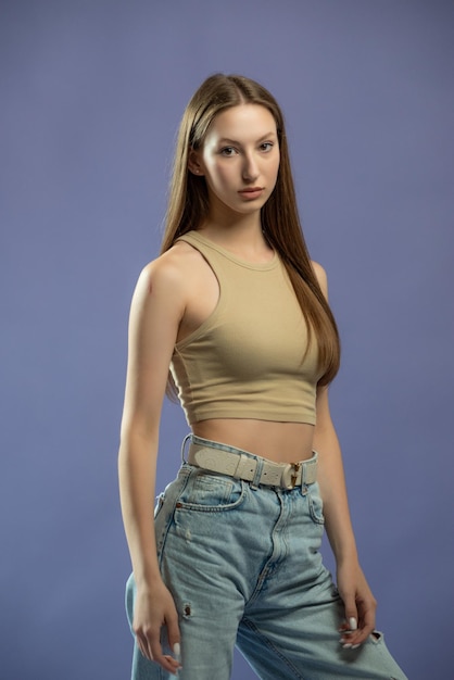 Photo beautiful young fashion woman posing in studio