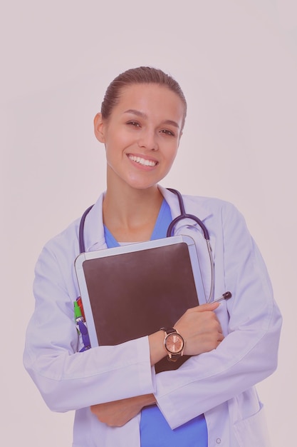 태블릿 컴퓨터와 함께 아름 다운 젊은 여성 여자 의사