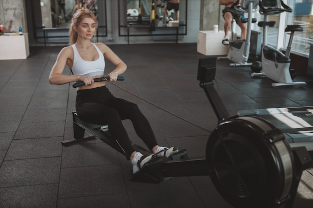 Красивая молодая женщина фитнеса, тренирующаяся в спортзале