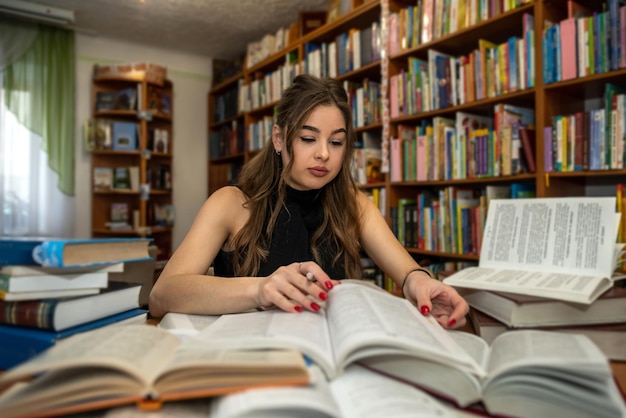 시립 도서관에서 방과 후 아름 다운 젊은 여자. 도서관 개념