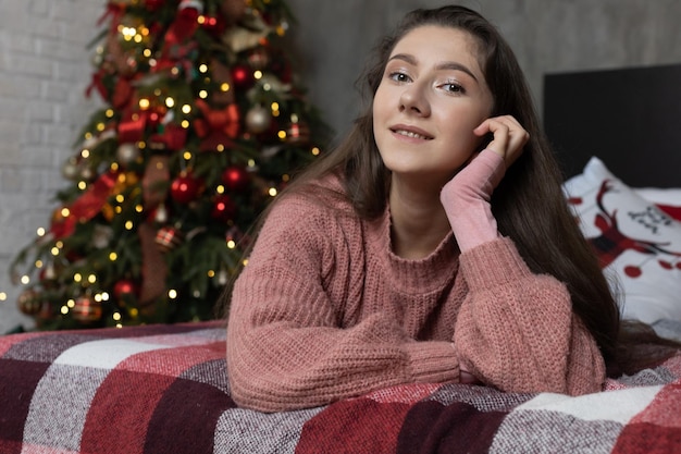 Bella ragazza sullo sfondo degli interni di natale.