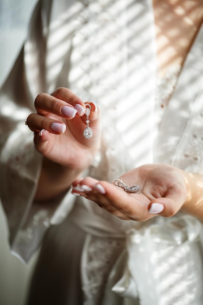 Bella ragazza sposa in un giorno di nozze abito da sposa bianco abiti eleganti moderni per le donne