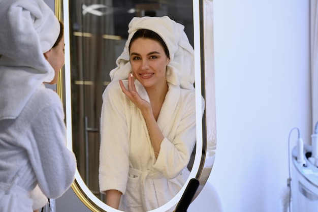 거울 앞에서 화장을 하는 아름다운 소녀 신부의 아침 컨셉 뷰티 살롱