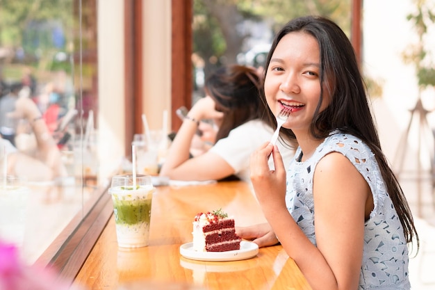 カフェでケーキを食べる美しい若い女の子幸せな女の子