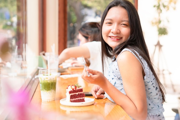 カフェでケーキを食べる美しい若い女の子幸せな女の子