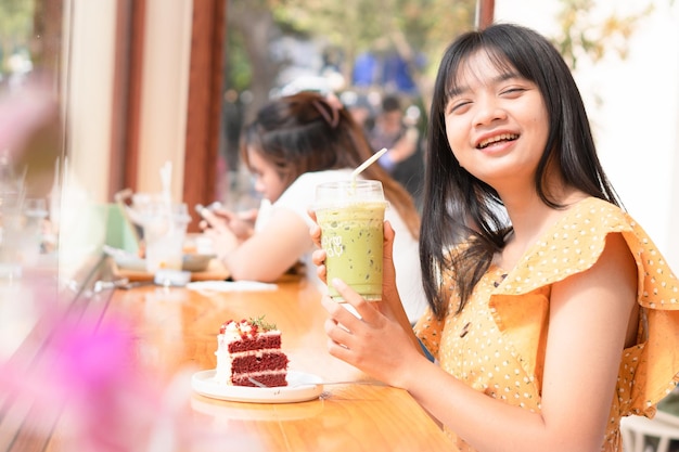 カフェでケーキを食べる美しい若い女の子幸せな女の子