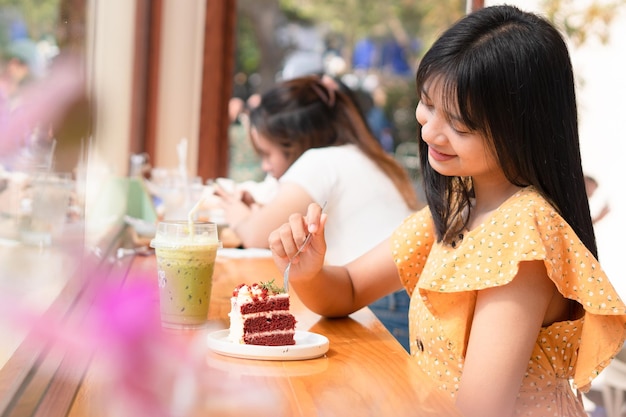 カフェでケーキを食べる美しい若い女の子幸せな女の子