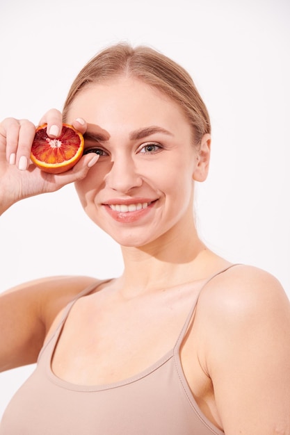 Photo beautiful young girl enjoying juicy fruits