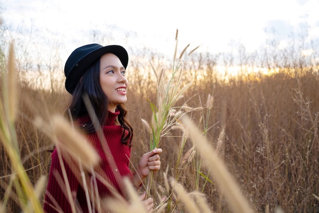 Красивая молодая девушка счастлива на траве поля
