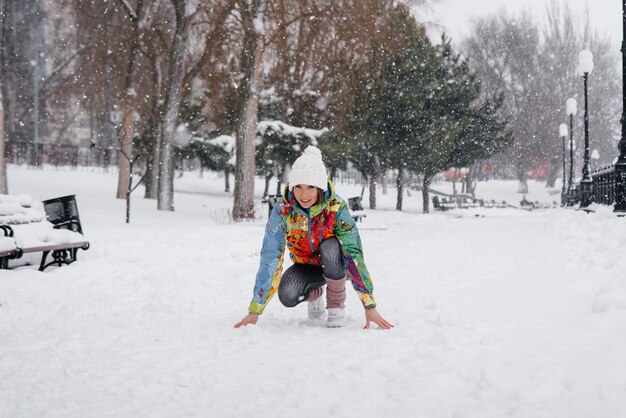 красивая молодая девушка бегает в морозный и снежный день. Спорт, здоровый образ жизни