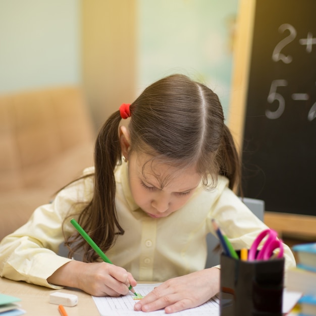 写真 美しい少女は家で教えています