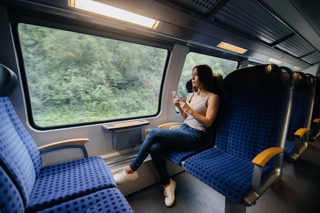 美しい少女は電車で旅行します。トリップ。輸送。