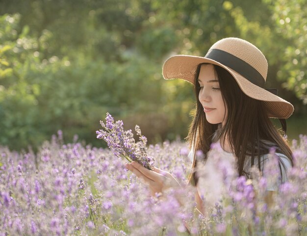 라벤더 밭에 아름다운 어린 소녀