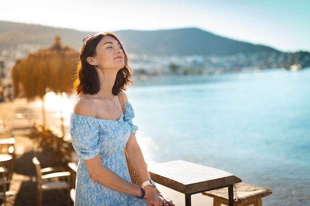 Foto la bella ragazza guarda il mare rilassa i sogni