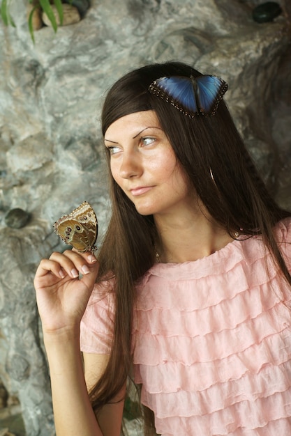 Foto bella ragazza che riposa nel parco