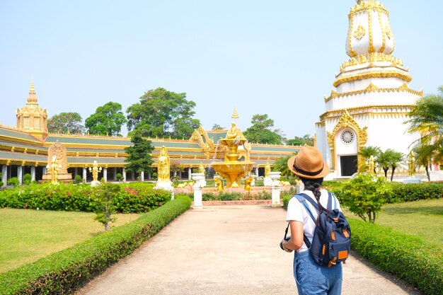 タイの美しい寺院で旅行中の美しい少女観光客